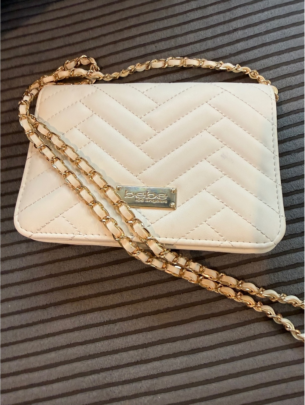 bebe Los Angeles White Quilted Crossbody Bag with Gold Chain - Picture 9 of 9